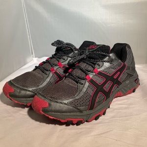 Women’s ASICS Gel-Trabuco size 9 (small) or size 8.5 (large)